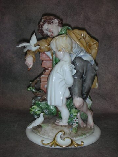 Статуэтка. Фарфор. Дети и птицы. Capodimonte. Италия