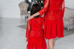 Платье красное с кружевом
