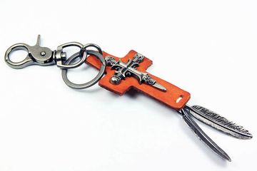 Брелок Крест с черепами и перьями на рыжей коже
