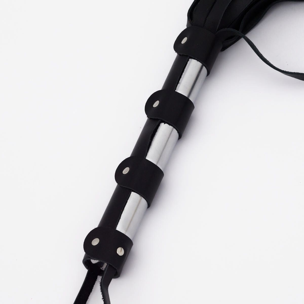 Черный кожаный флоггер со стальной ручкой - 45 см.