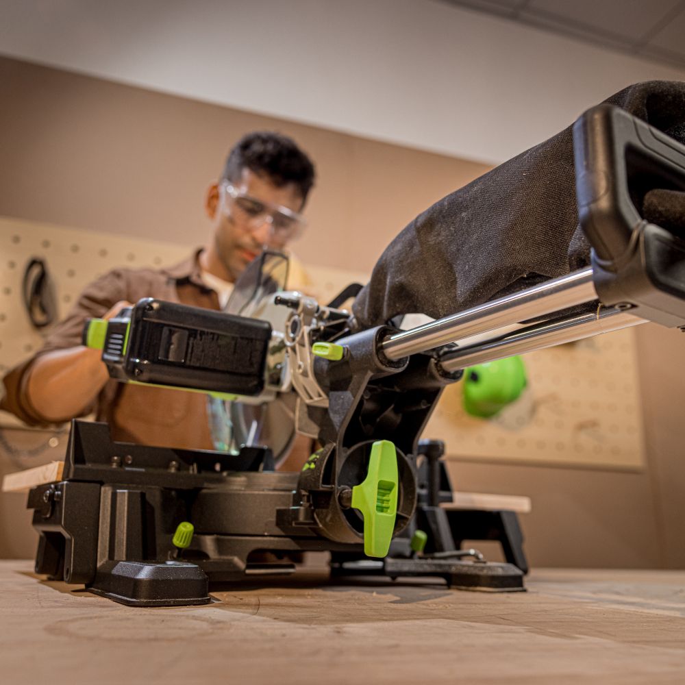 Торцовочная пила акк. Greenworks GD24MS216, 24V, б/щ, 4800 об/мин, 216x30мм,рез 65х310мм,с 1хАКБ 4Ач и быстрым ЗУ (1501707UB)