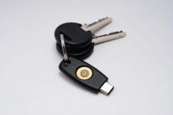 TrustKey T120 — Аппаратный ключ безопасности FIDO2/U2F Двухфакторная аутентификация (2FA) с поддержкой USB-C и технологии Passkey