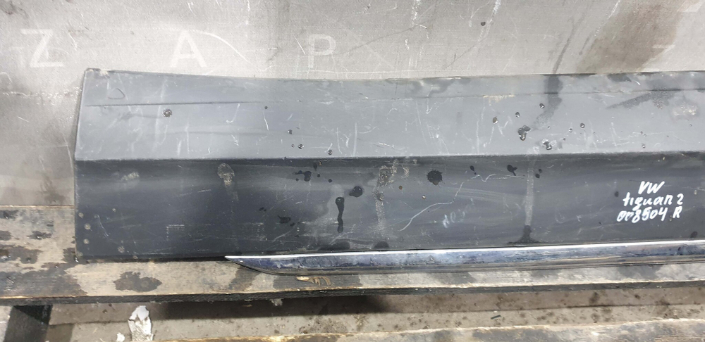 Накладка двери передней правой VW Tiguan 2 16-нв Б/У Оригинал 5NA854940P