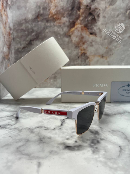 Солнечные очки Prada