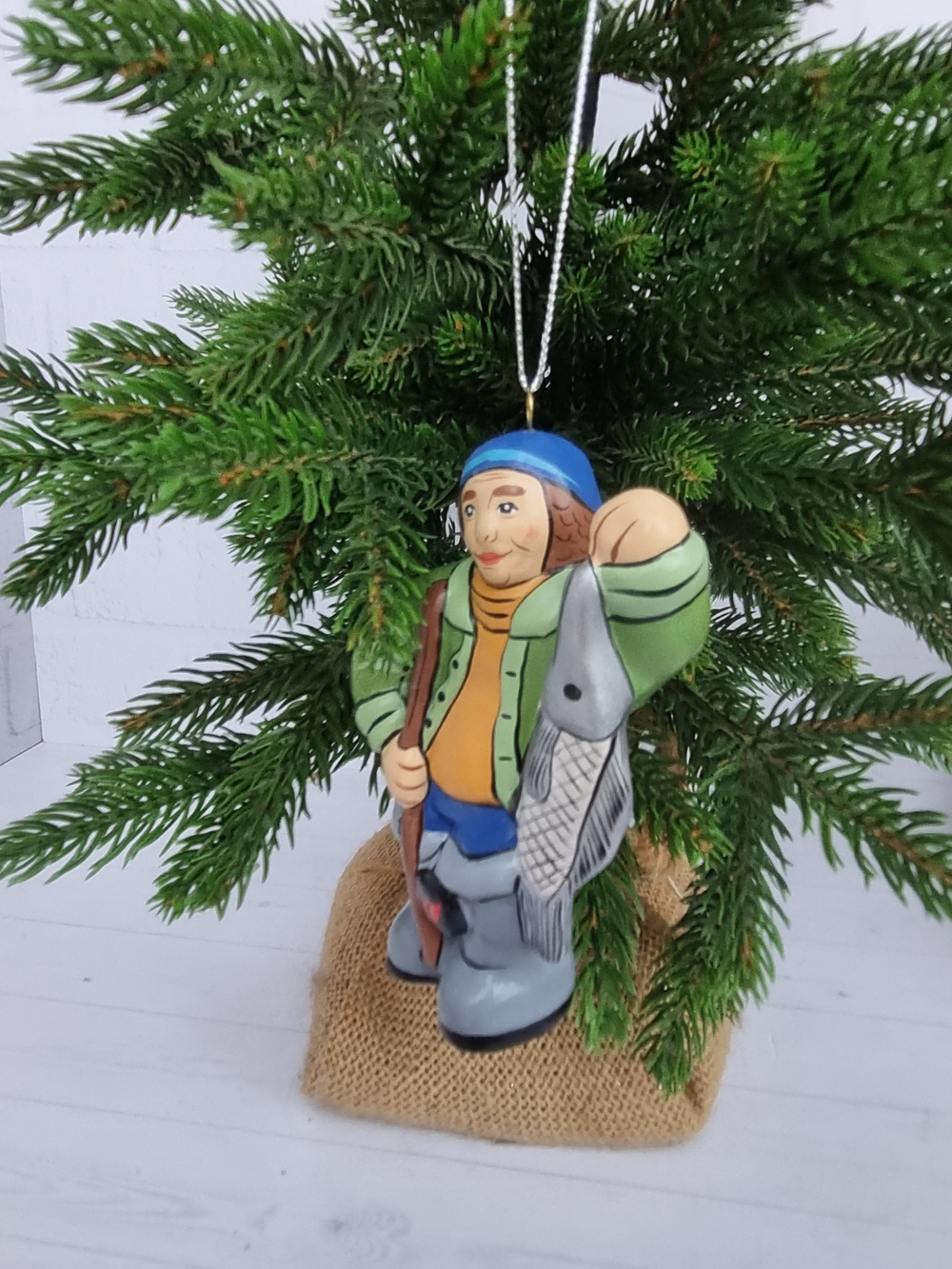 Елочная игрушка из фарфора Рыбак
