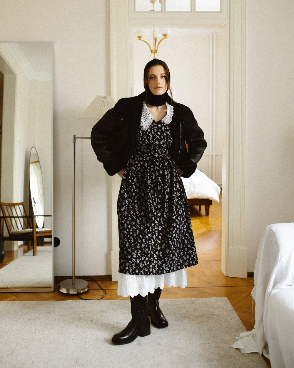 Платье с кружевным воротником