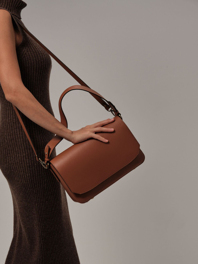 Сумка кожаная на плечо коричневая