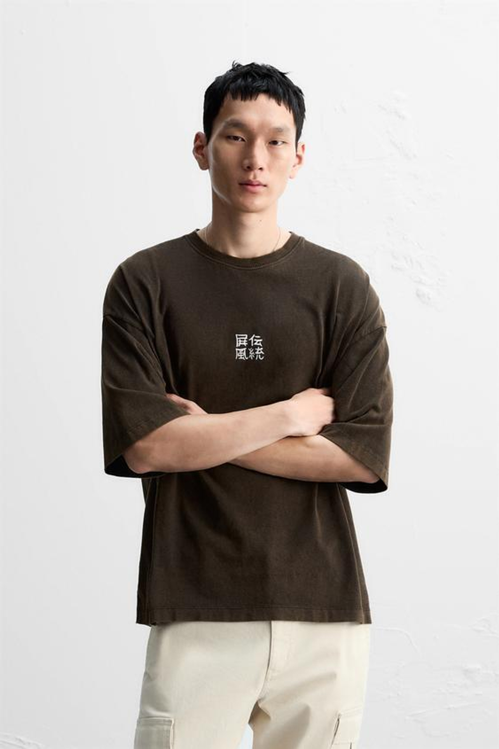 ZARA ФУТБОЛКА С КОНТРАСТНЫМ ПРИНТОМ И ЭФФЕКТОМ ПОТЕРТОСТИ, КОРИЧНЕВЫЙ