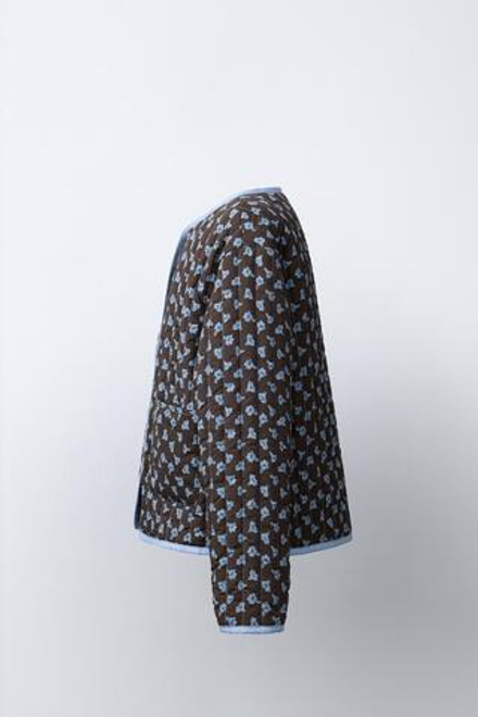 ZARA СТЕГАНАЯ КУРТКА С ЦВЕТОЧНЫМ ПРИНТОМ, КОРИЧНЕВЫЙ