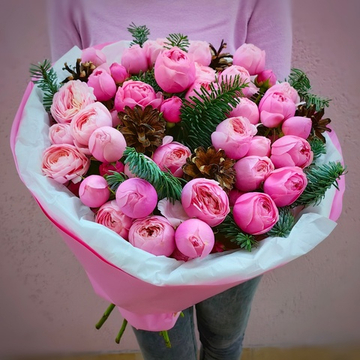 Букет с веточками нобилиса и кустовыми пионовидными розами "Силва Пинк"