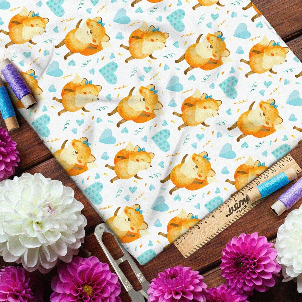 Ткань муслин танцующие лисички и голубые сердечки на белом фоне