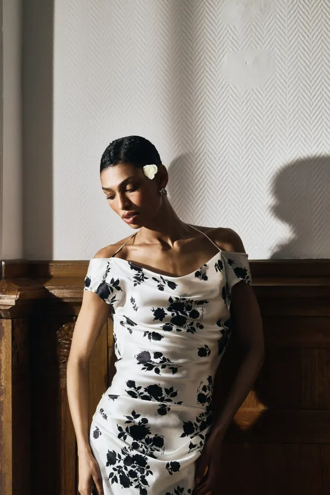 Lucy maxi, платье макси из молочного атласа с цветочным принтом