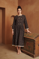 Уютное двубортное платье из теплого хлопка