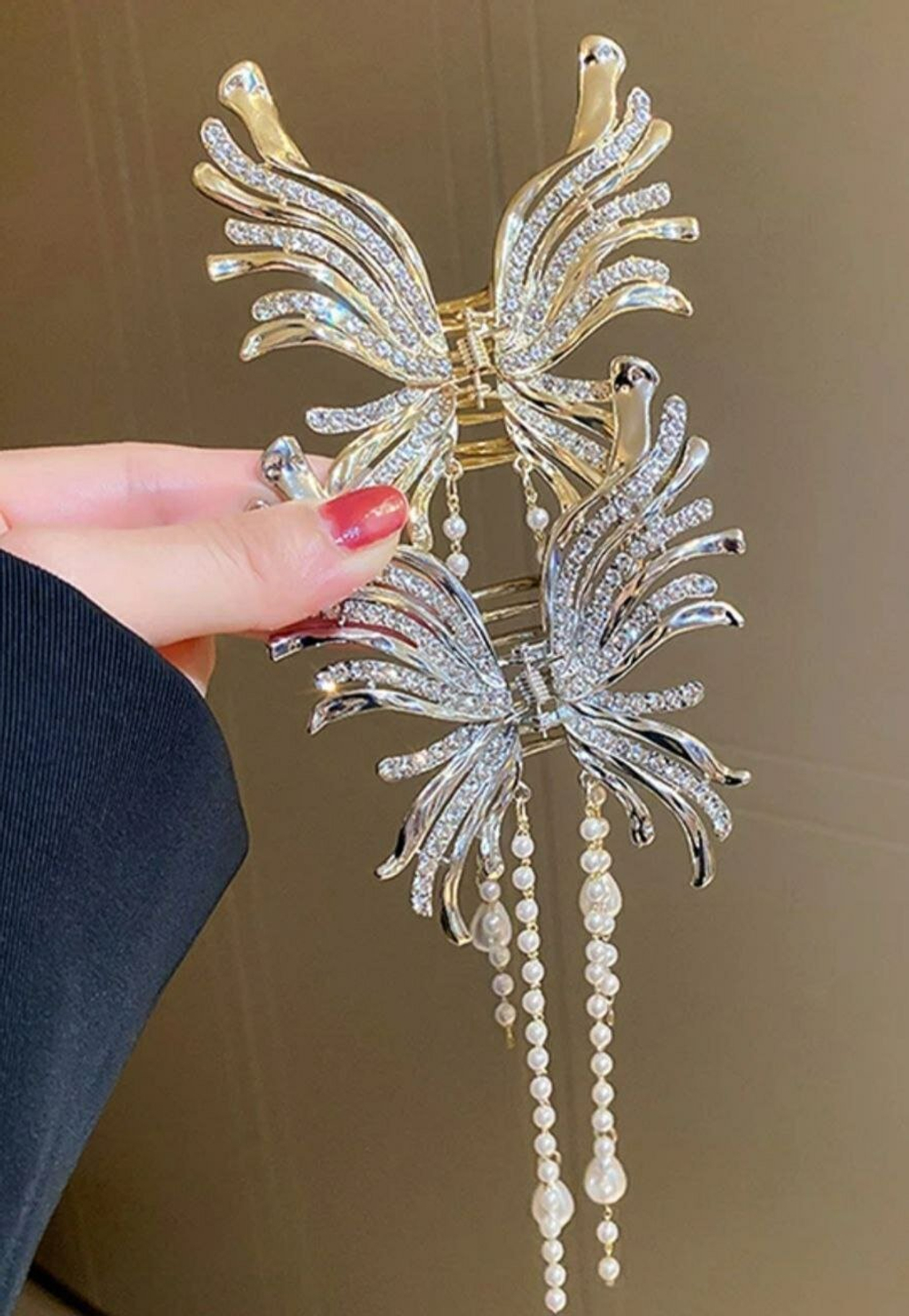 Заколка Краб для волос. Металл. Бабочка со стразами с подвесками. Цвет серебро.