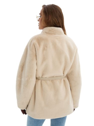 Бежевая шуба из эко-меха с поясом