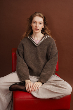 Пуловер с воротником-морячкой из мериноса кофейного цвета