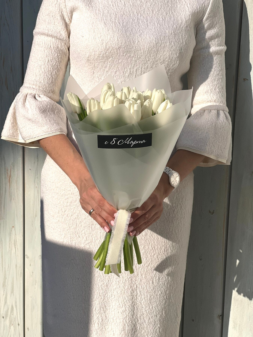 Белые тюльпаны в элегантном монобукете от Флора Маркет