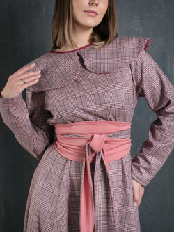 Платье с кушаком /персик клетка