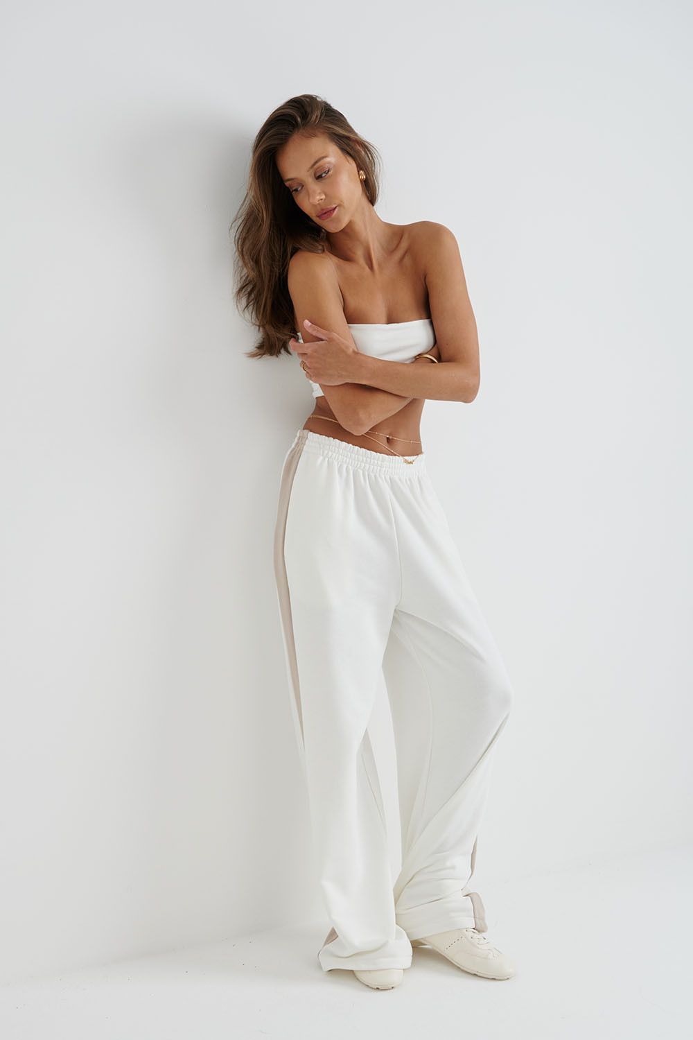 Широкие джоггеры без начеса с лампасами кремового цвета