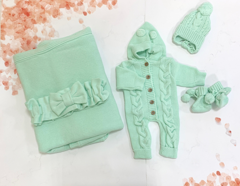 Вязаный комплект на выписку 5 предмета "Happy Kids" (одеяло, бант, комбин-капюшон, шапочка, пинетки) (Цвет: Серый)