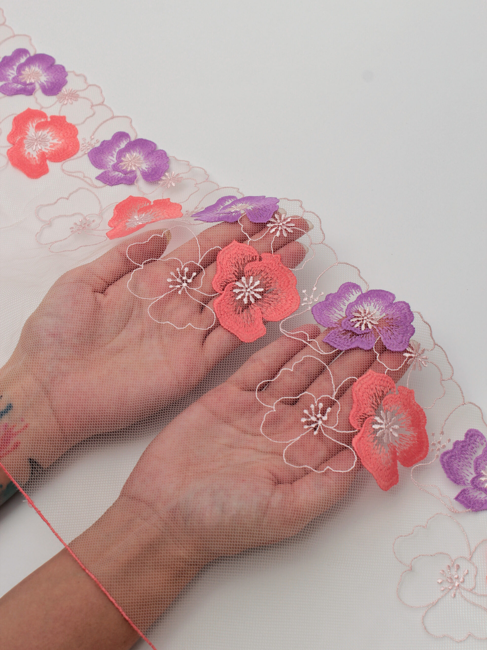 Вышивка на сетке серебристый пион с яркой лавандой и коралловым ширина 22 см (2 стороны)