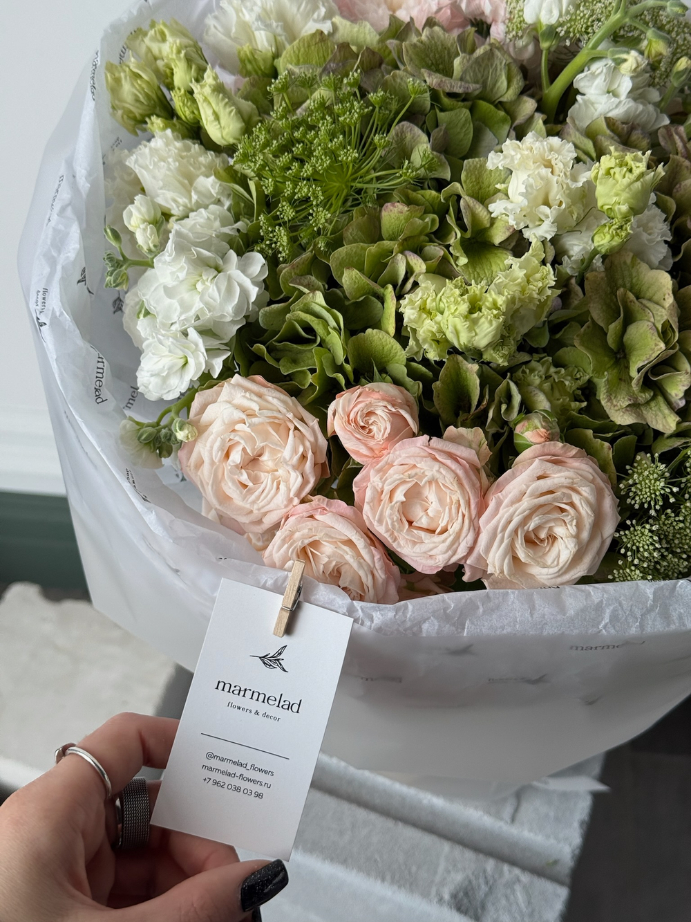 Букет из кустовых пионовивидных роз, гортензии, амми, лизиантуса и хризантемы