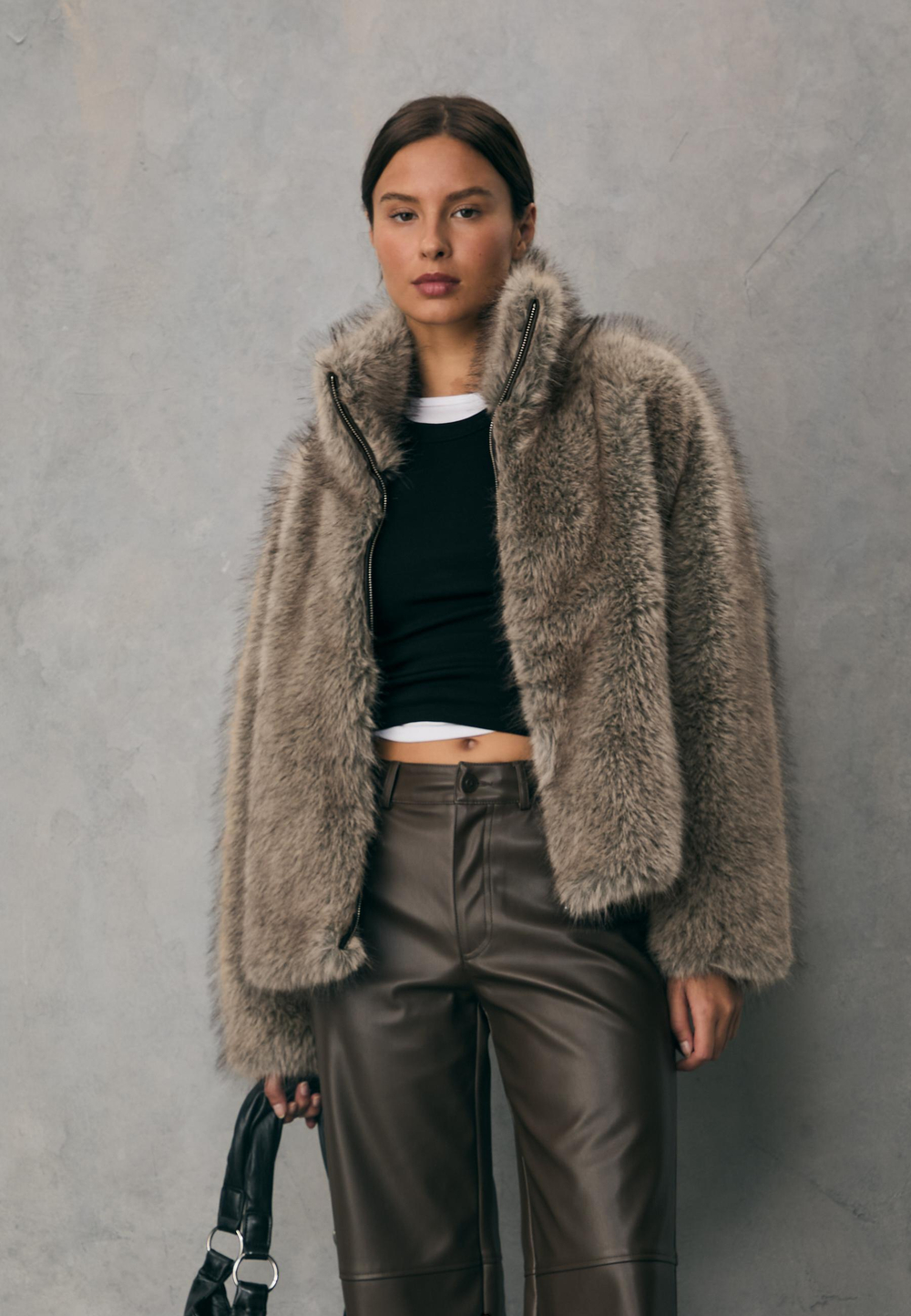 STRADIVARIUS Шуба из искусственного меха с высоким воротником, бежевый