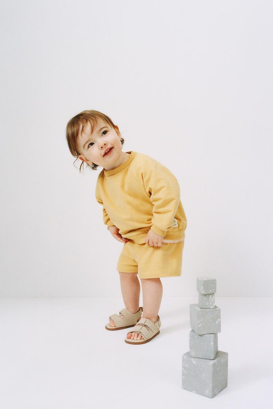 ZARA КОМПЛЕКТ ИЗ ТОЛСТОВКИ И ШОРТОВ С НАШИВКОЙ, МЯГКИЙ ЖЕЛТЫЙ