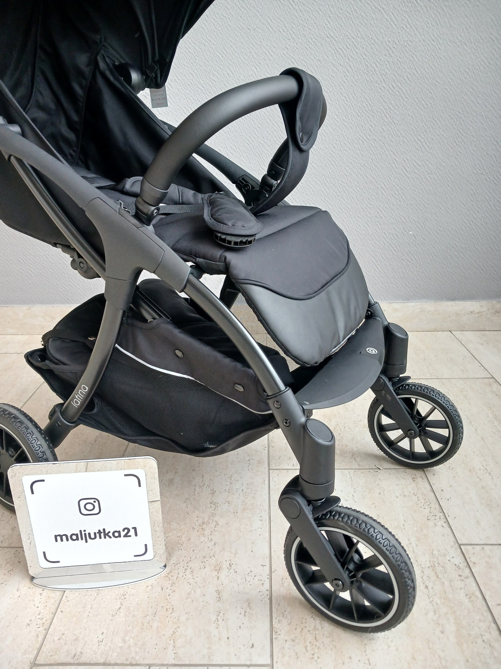 Коляска прогулочная Peppy Latina (black cosmos) черная