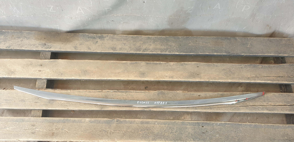 Молдинг крышки багажника Mercedes E (W213) 16-21 Б/У Оригинал A2137570000