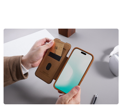 Кожаный чехол книжка коричневого цвета для iPhone 17 Pro, серия Qin Pro Leather от Nillkin