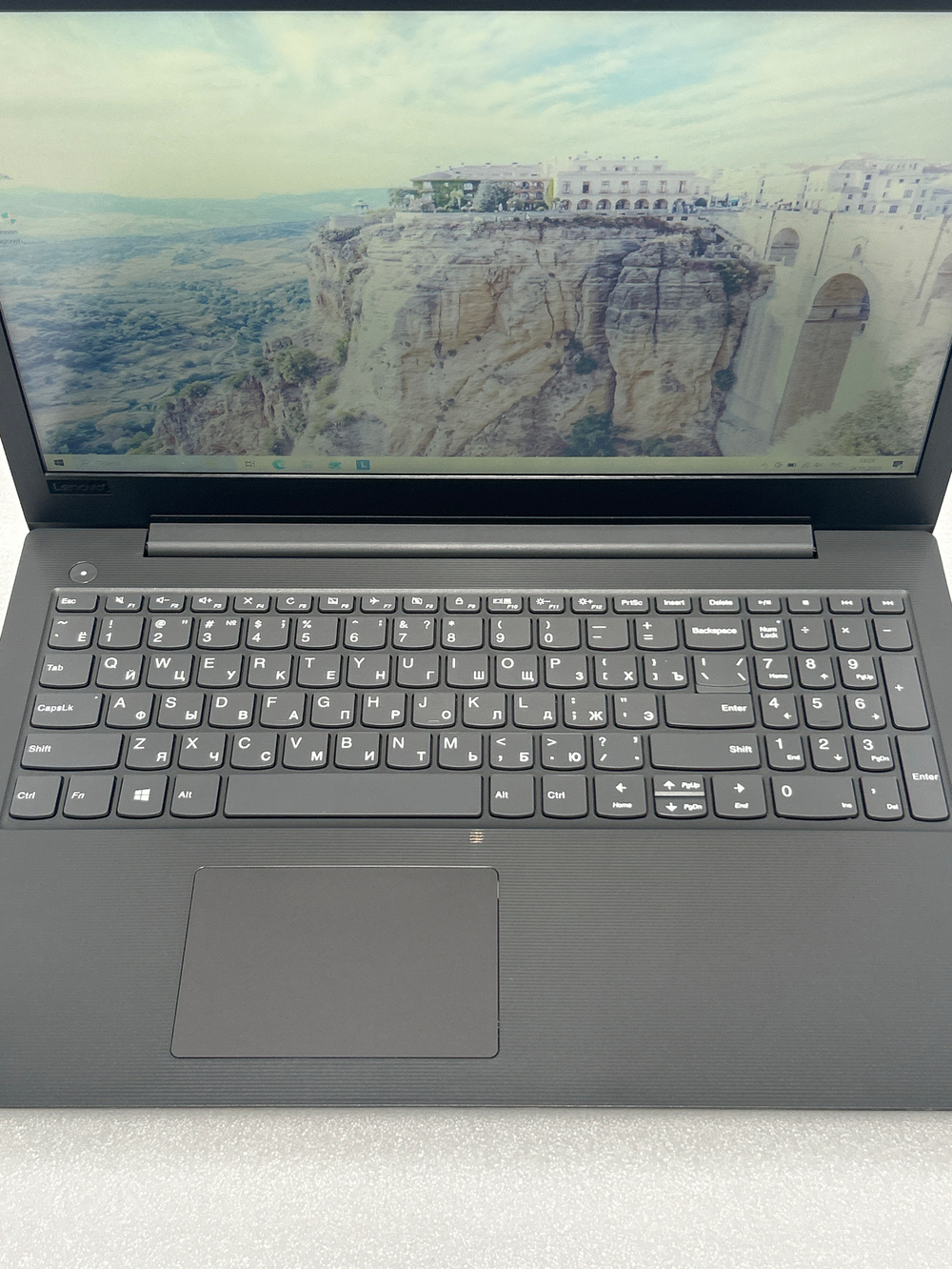 Ноутбук Lenovo V130-15 (81HN00ERRU) 15.6"/Intel Core i5-7200U/RAM 4GB/HDD 1TB/Intel HD Graphics 620/1920*1080/TN/Windows 10/Подсветка кл-ры: нет/Серый. Состояние: B1