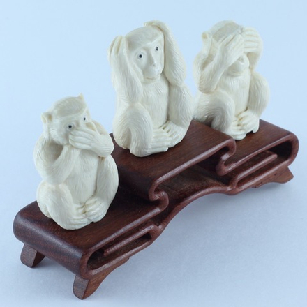 Сет нэцкэ Три обезьяны из бивня мамонта - Самбики но сару