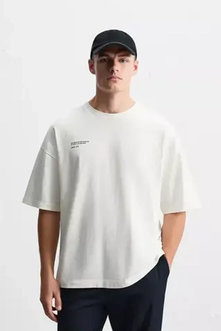 ZARA ФУТБОЛКА С КОНТРАСТНЫМ ПРИНТОМ, БЕЛЫЙ