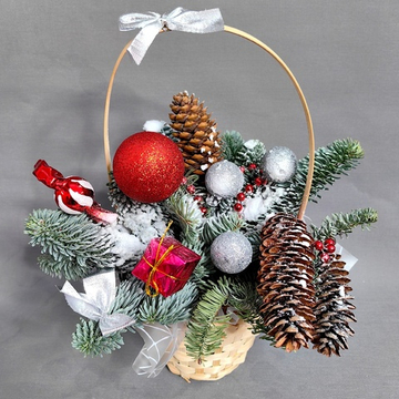 Новогодняя композиция в корзинке