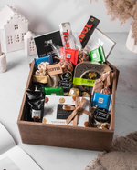 Подарочный набор сладостей в деревянном ящике в форме "домика"