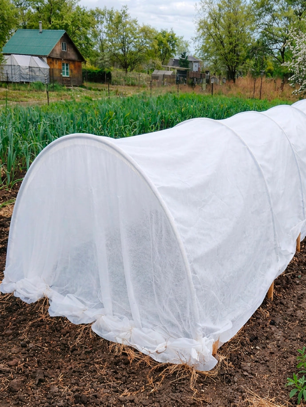 Парник садовый для дачи и огорода "БОГАТЫЙ УРОЖАЙ 2,5" длина 4 м (ПВХ дуги 2,5м - 5шт, укрывной материал 40г/м2, ширина 2,1м, длина 6м)