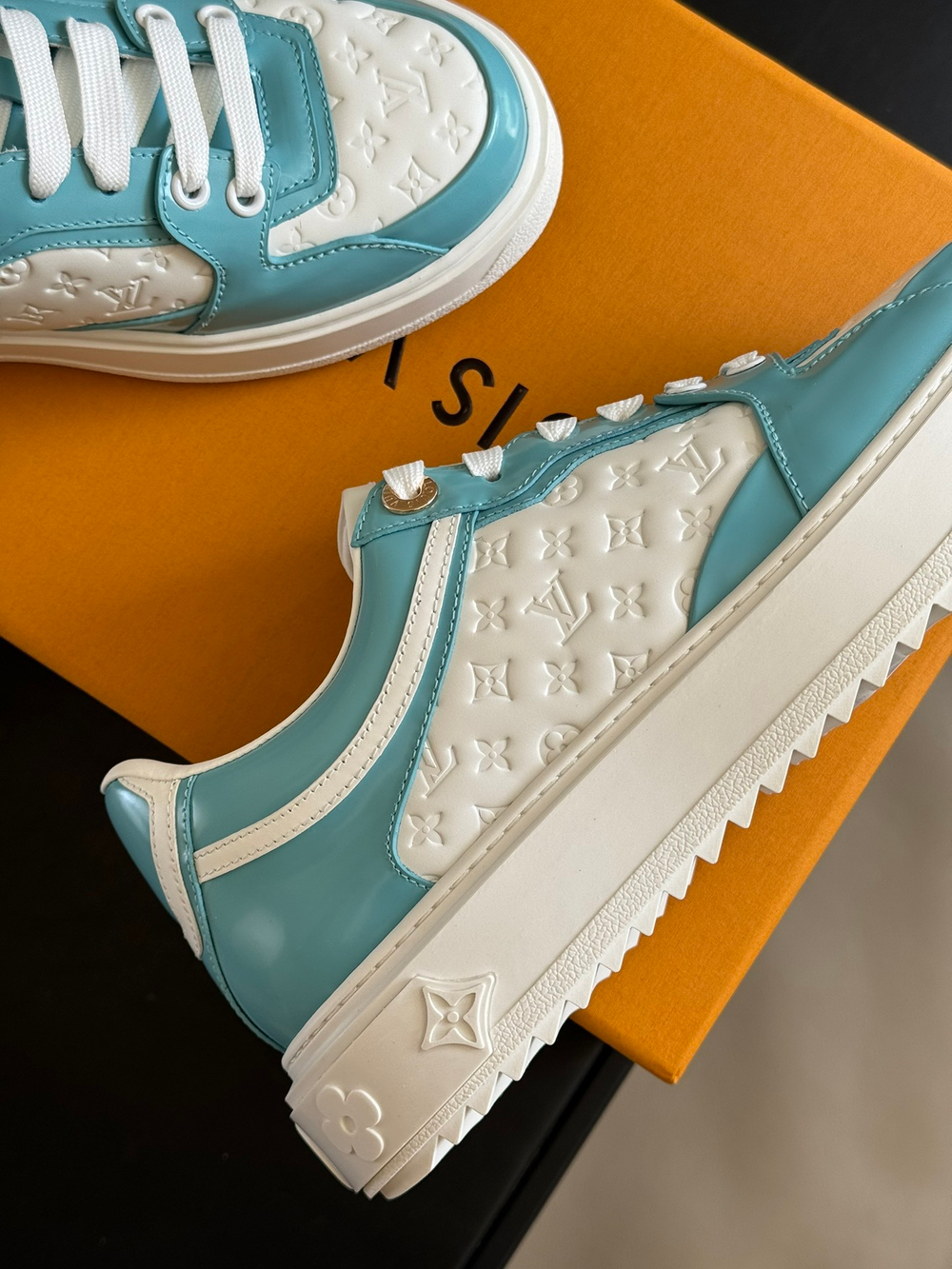 Louis Vuitton Time Out