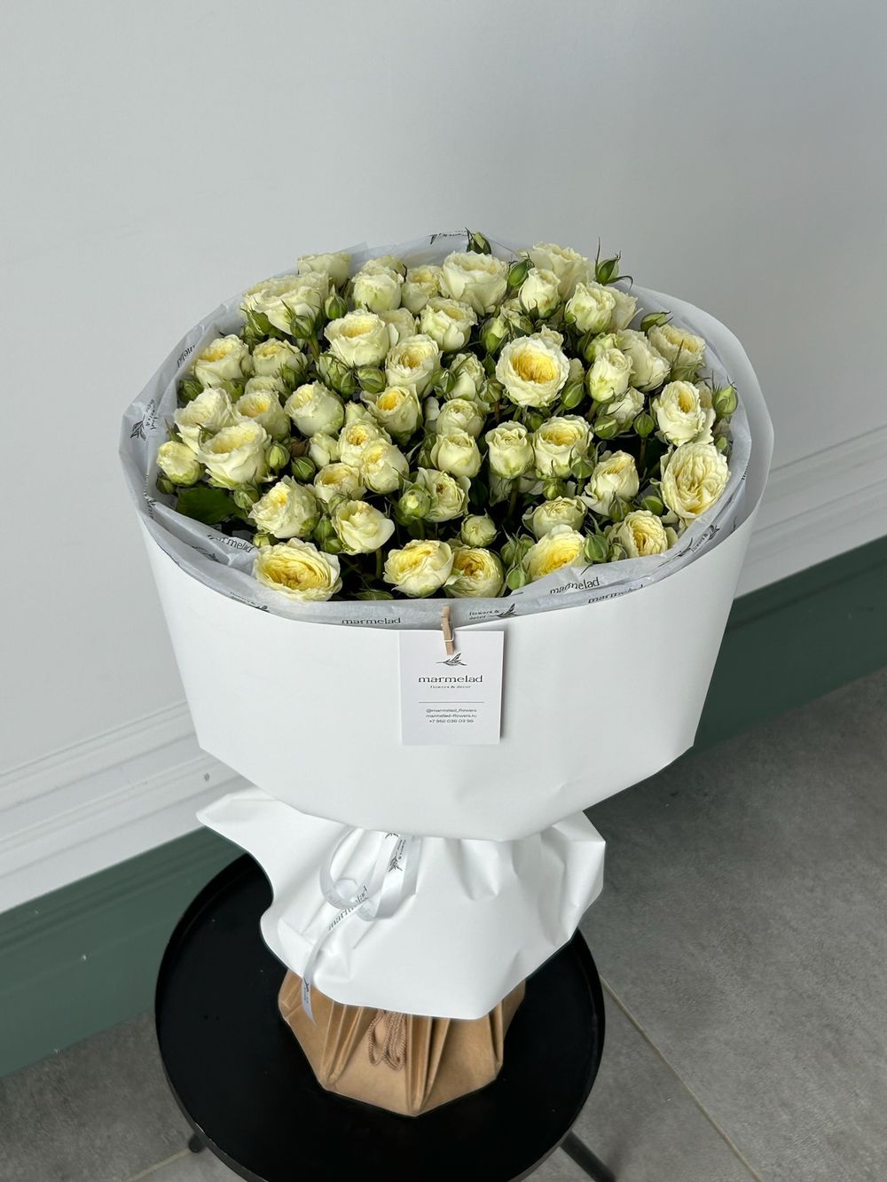 Букет моно из кустовых роз 9 шт в светло-желтом оттенке