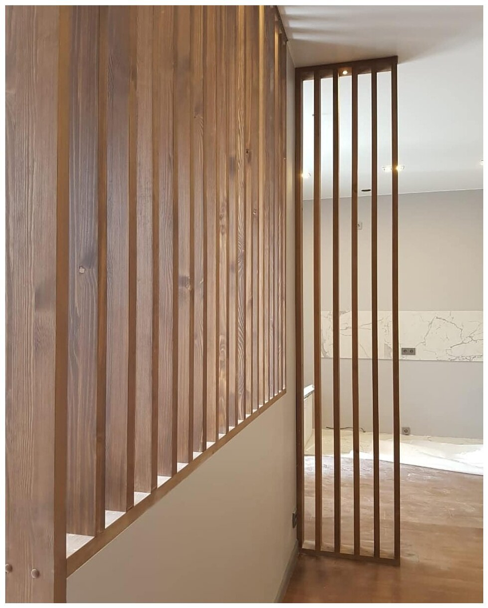 Декоративная перегородка на подиуме из Сосны 40х110мм