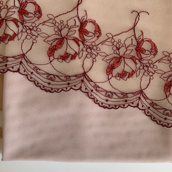 Вышивка на сетке песочная/т.красная (левая) 18 см