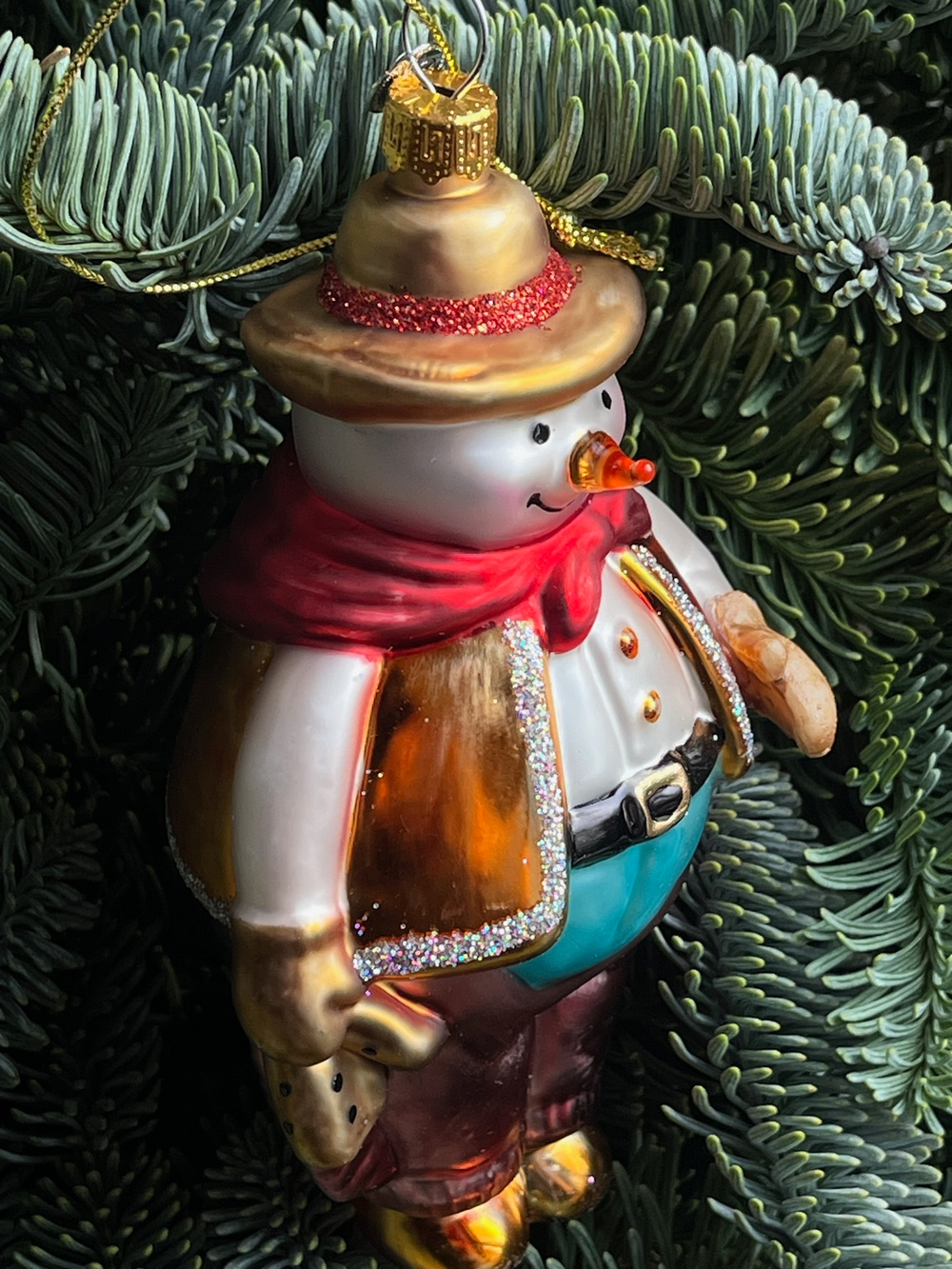 Новогодняя игрушка Снеговик спешит на бал стекло