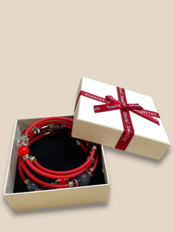 Браслет с бусинами гибкий красный