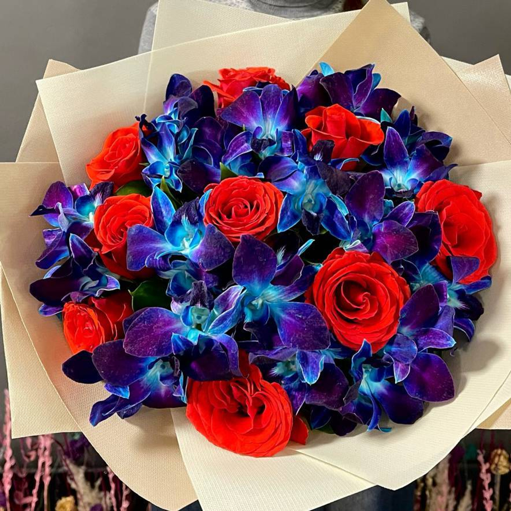 Букет из орхидей и роз «Сгораю в твоем космосе»