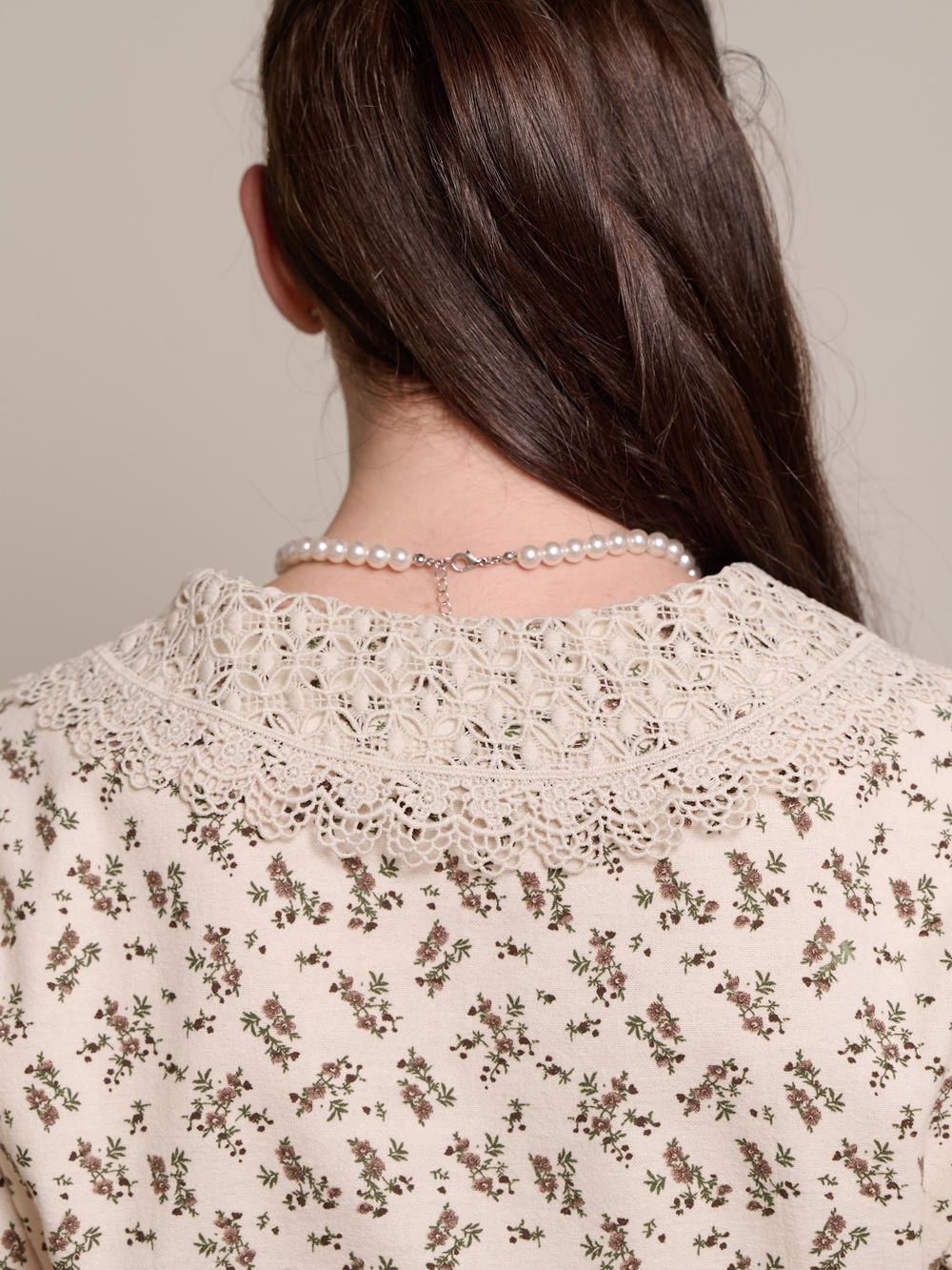 Платье с кружевным воротником