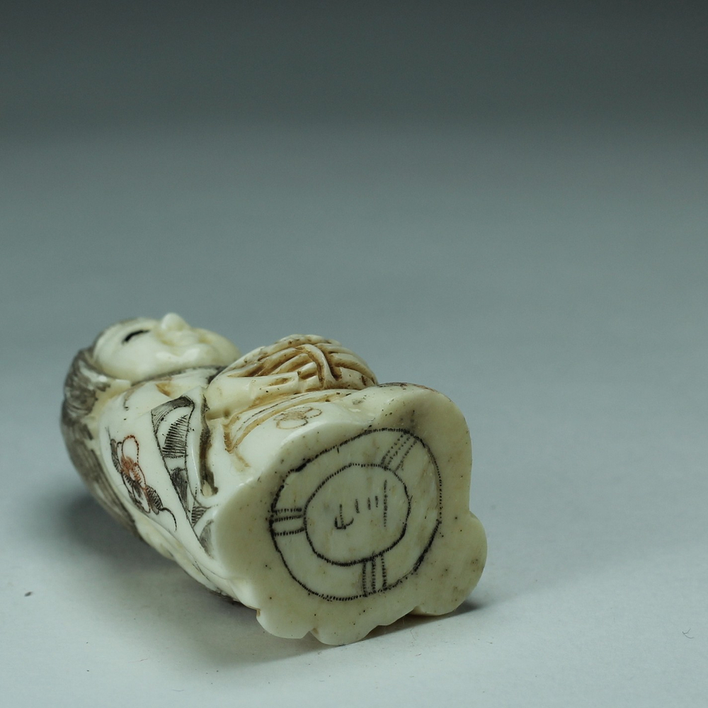 Нэцкэ Девушка с корзиной рыбы