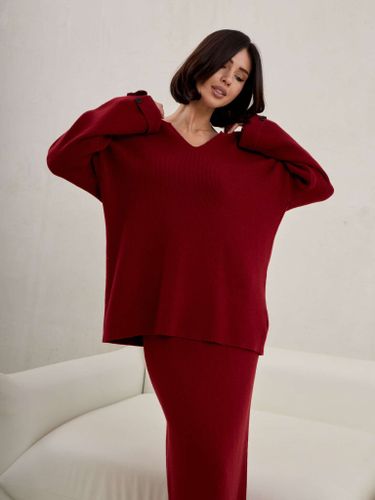 Трикотажный костюм с юбкой бордового цвета