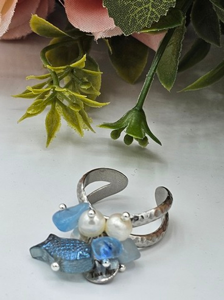 Кольцо авторское с культивируемым жемчугом и натуральными камнями "Рыбка"