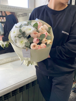 Авторский букет с хризантема, кустовая пионовидная роза и зелень эвкалипта в оформлении