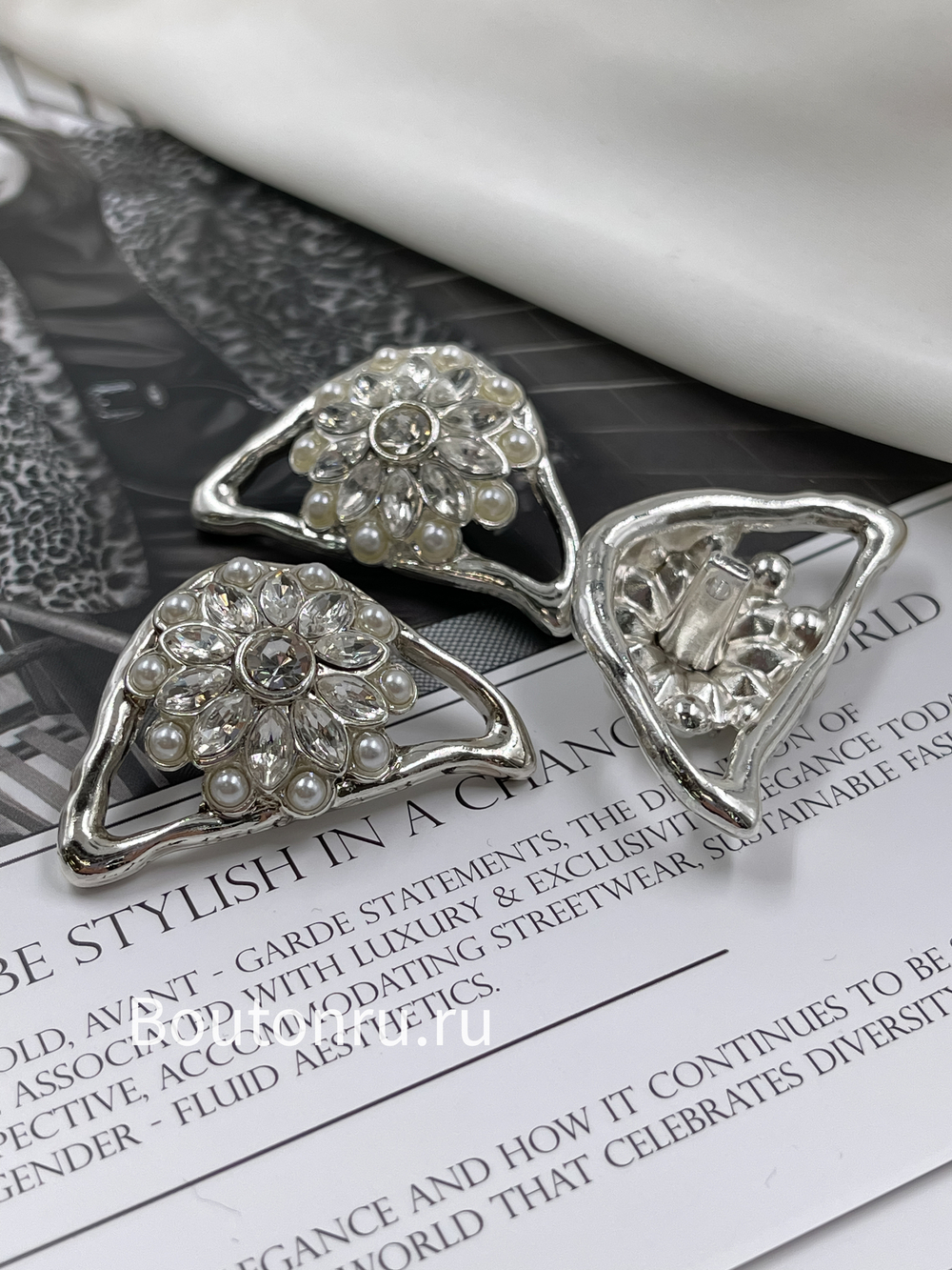 Пуговицы серебристые в форме глаза с жемчужинами и стразами Скиапар.